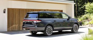 New Lincoln Navigator Commands The Road