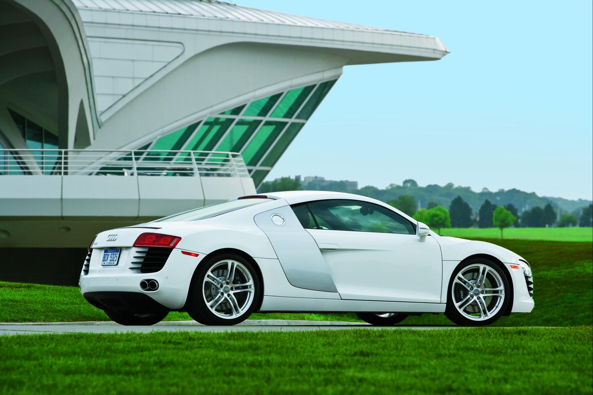белая Audi R8 бесплатно