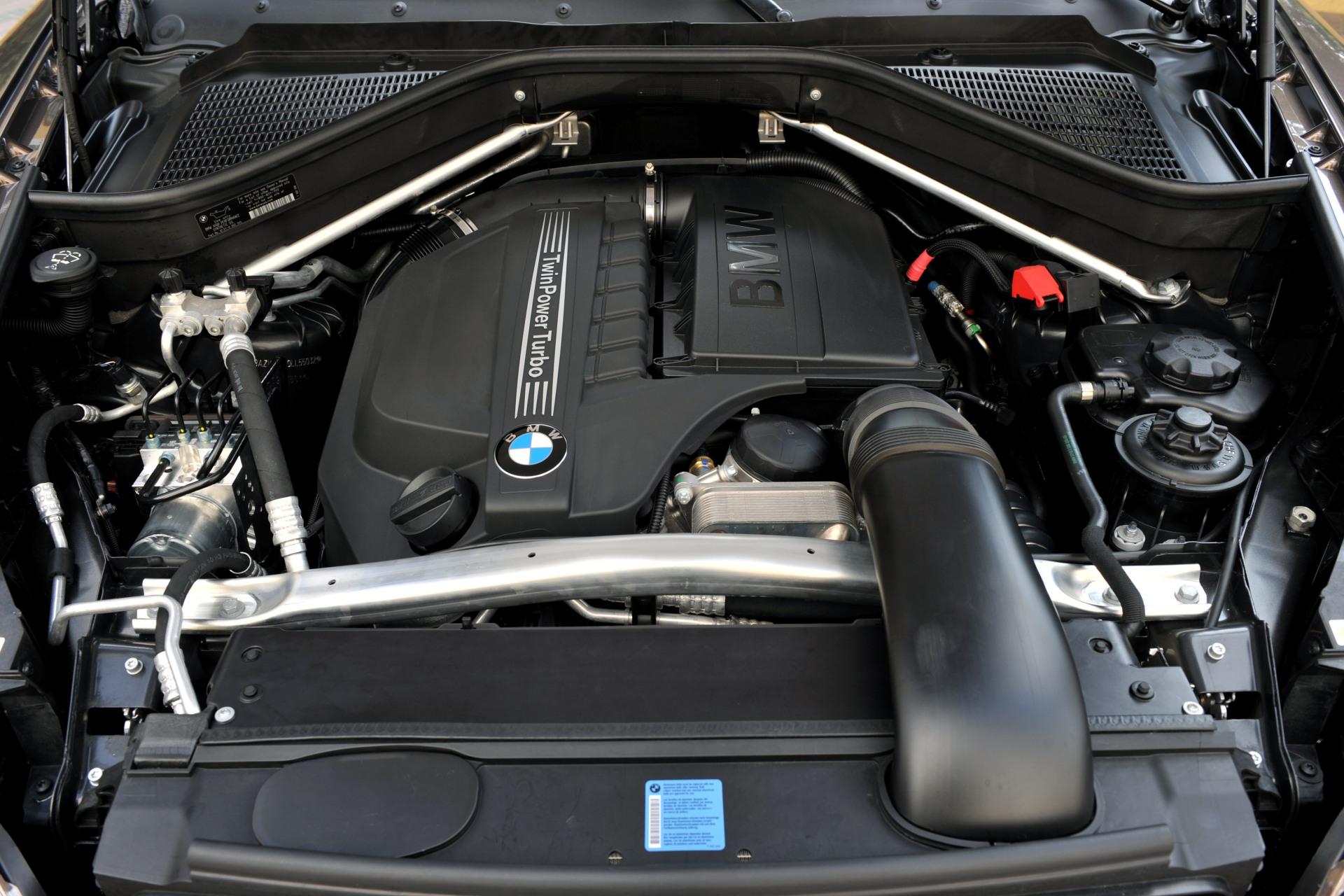 Х5 3 литра дизель. BMW x5 e70 моторный отсек. БМВ х5 е70 3.0 дизель. BMW e70 3.0 бензин мотор. BMW e70 подкапотка.