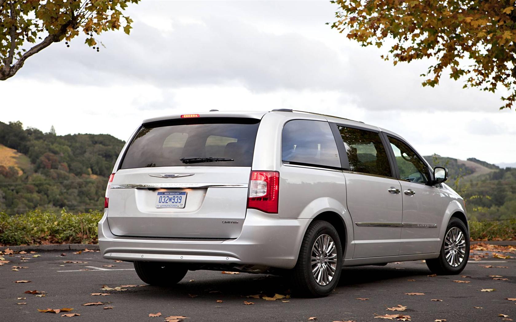 2013 Chrysler Town & Country S