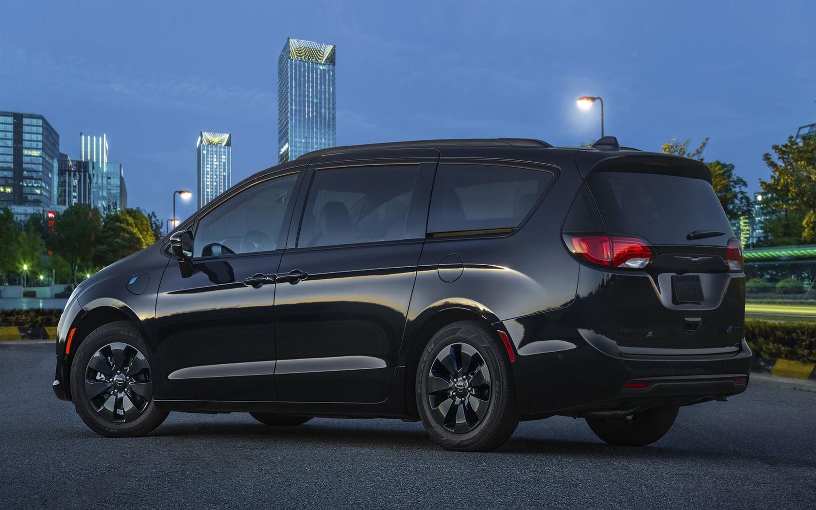 2019 Chrysler Pacifica Hybrid S Appearance Package