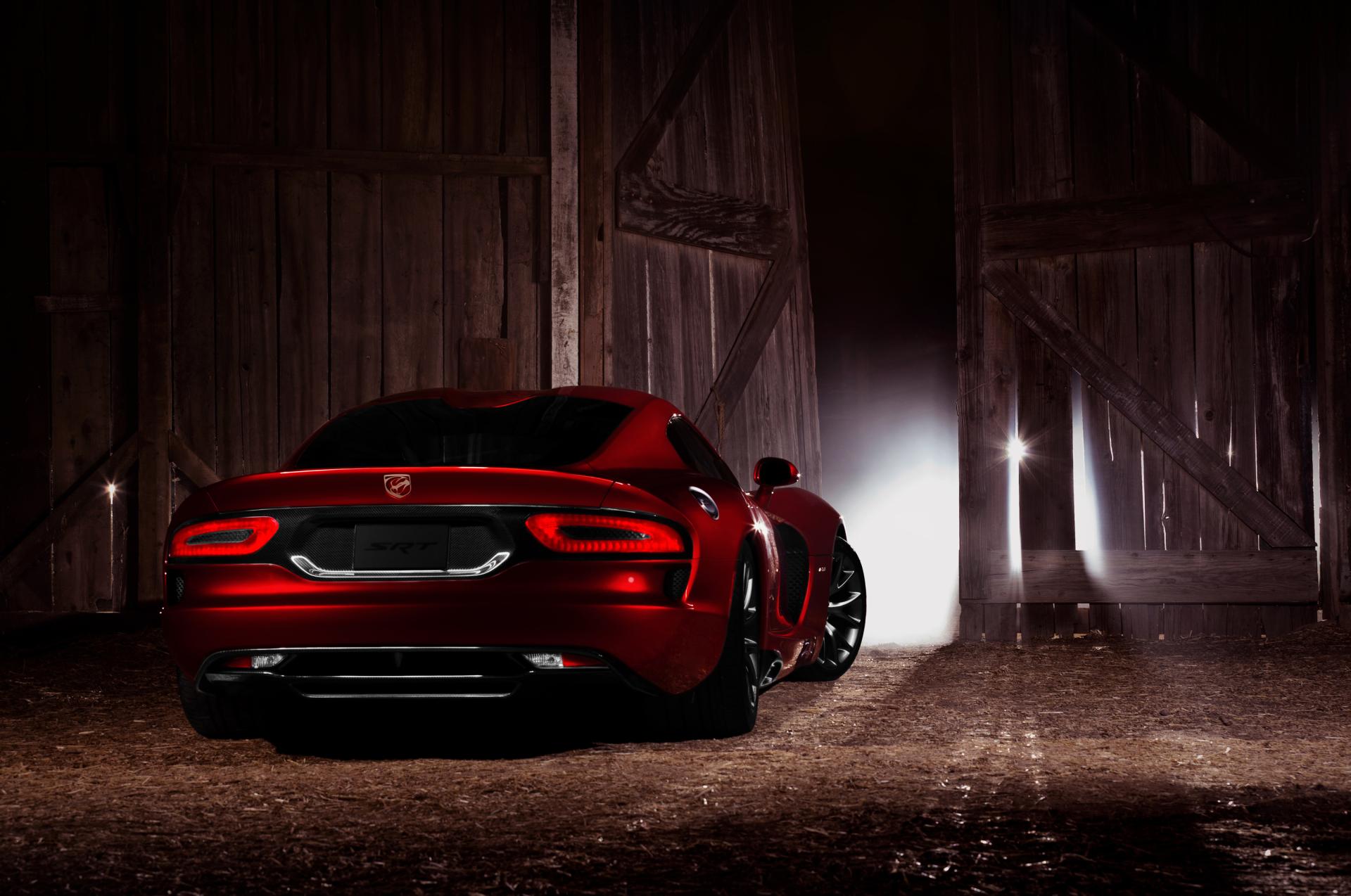 красный автомобиль Dodge SRT Viper GTS без смс