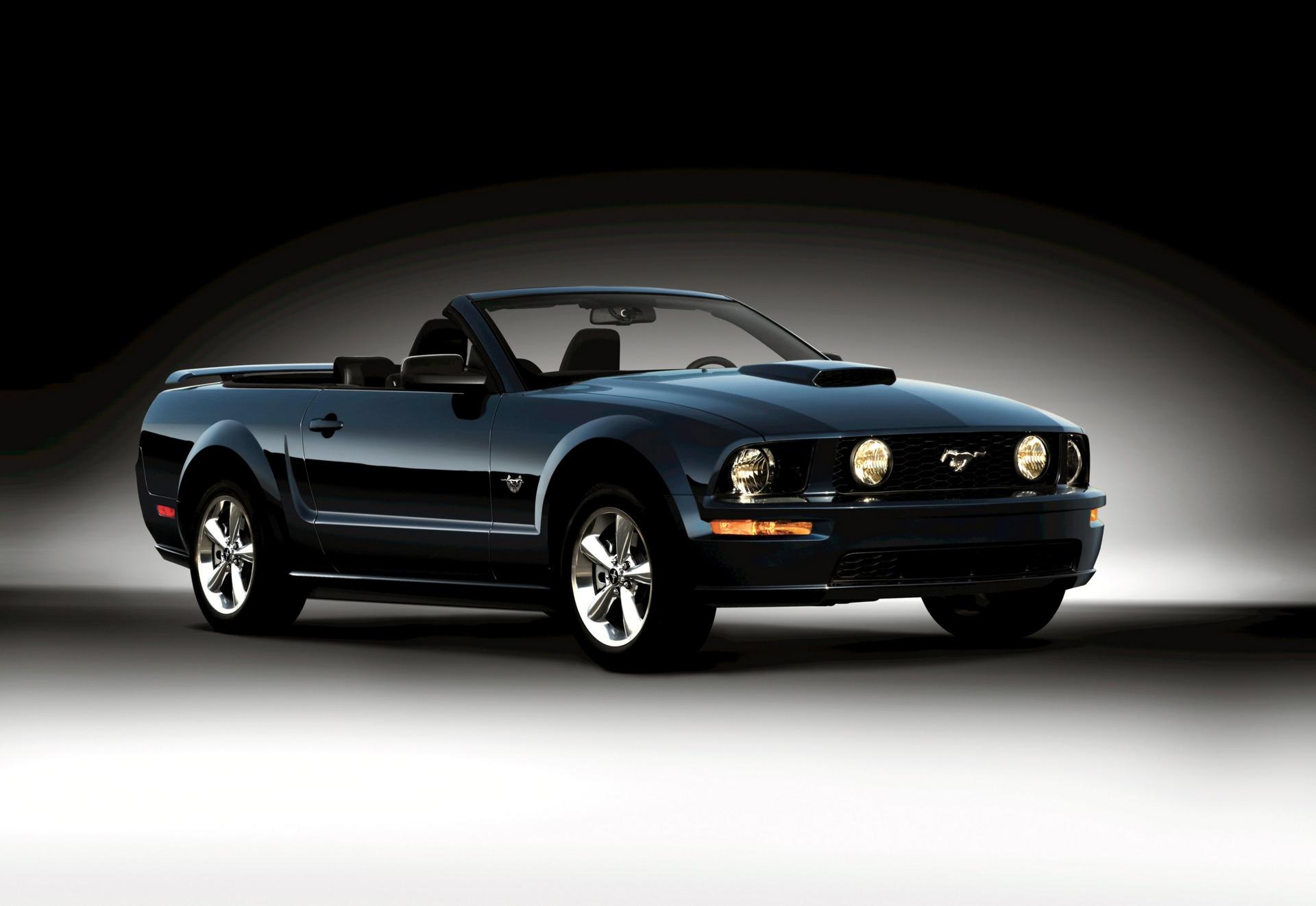 Марка мустанга. Ford Mustang gt Convertible 2005. Форд Мустанг 2009. Форд Мустанг Iacocca Silver. Форд Мустанг 2010.