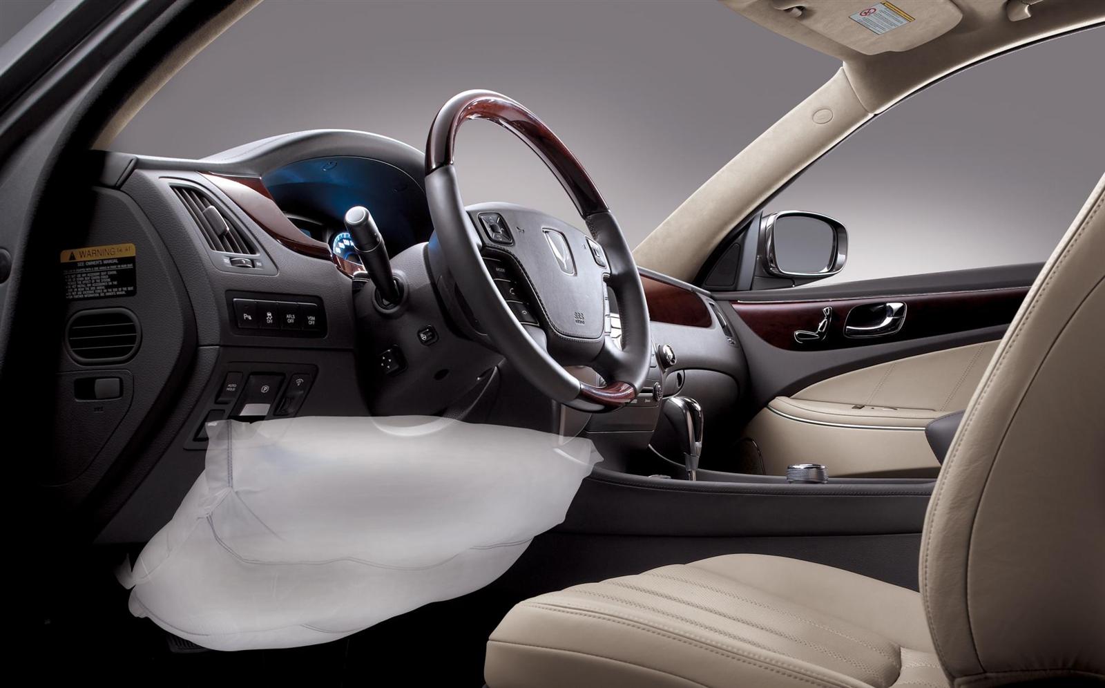 Подушки безопасности hyundai. Hyundai airbag. Airbag машина Хендай. Коленная подушка безопасности. Коленная подушка безопасности в автомобиле.
