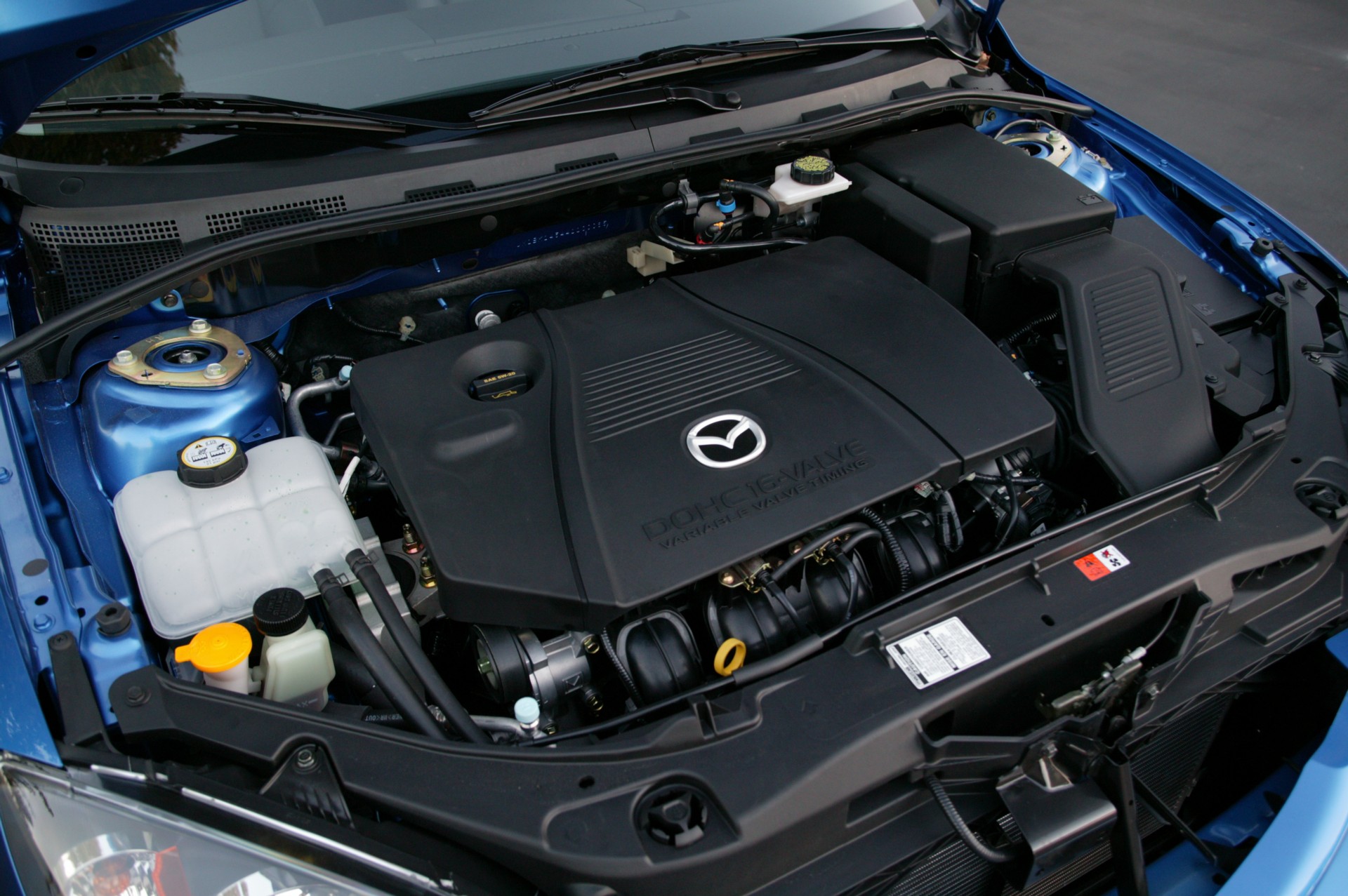 Двигатель двигатель 1 3 литра. Mazda 3 2.3 Motor. Мазда 3 2005 мотор. Мазда 3 2008 под капотом. Mazda 3 двигатель 2.3.