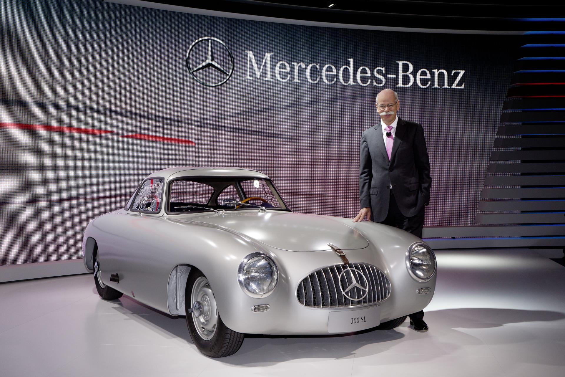 Выпущен первый в мире. Mercedes-Benz 300sl 1952 года. Mercedes-Benz w194 1952. Самый 1 Мерседес. Первый автомобиль Мерседес Бенц.