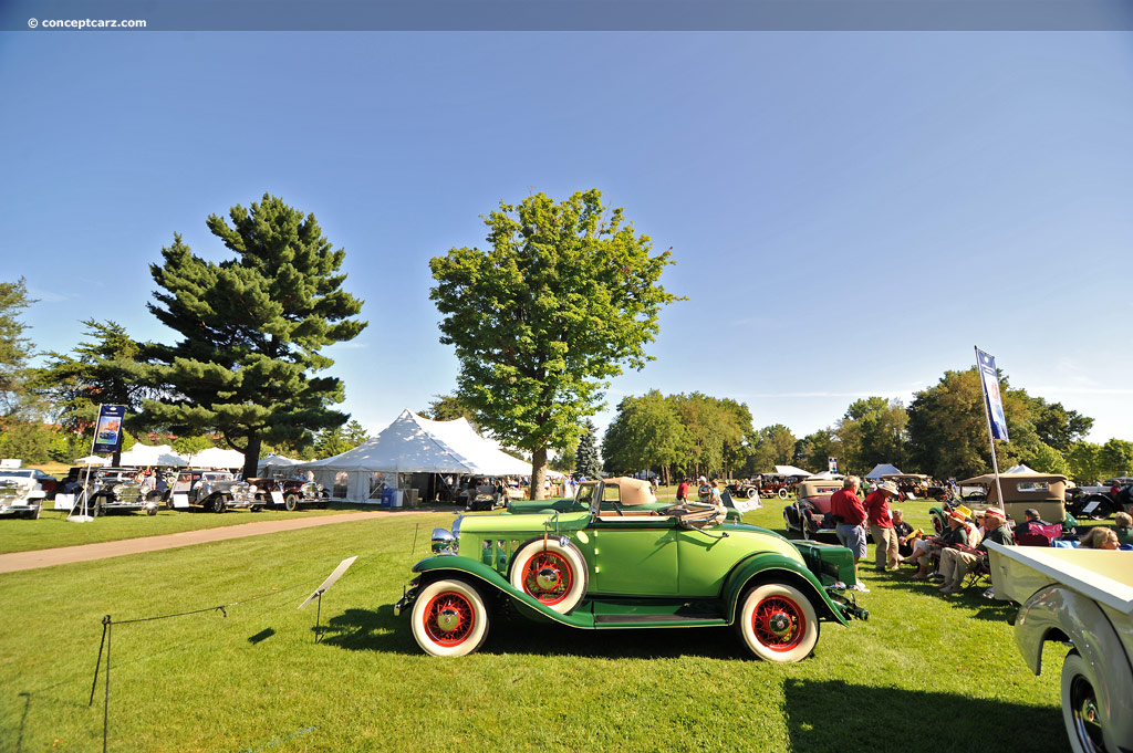 1932 Oldsmobile F-32 background image