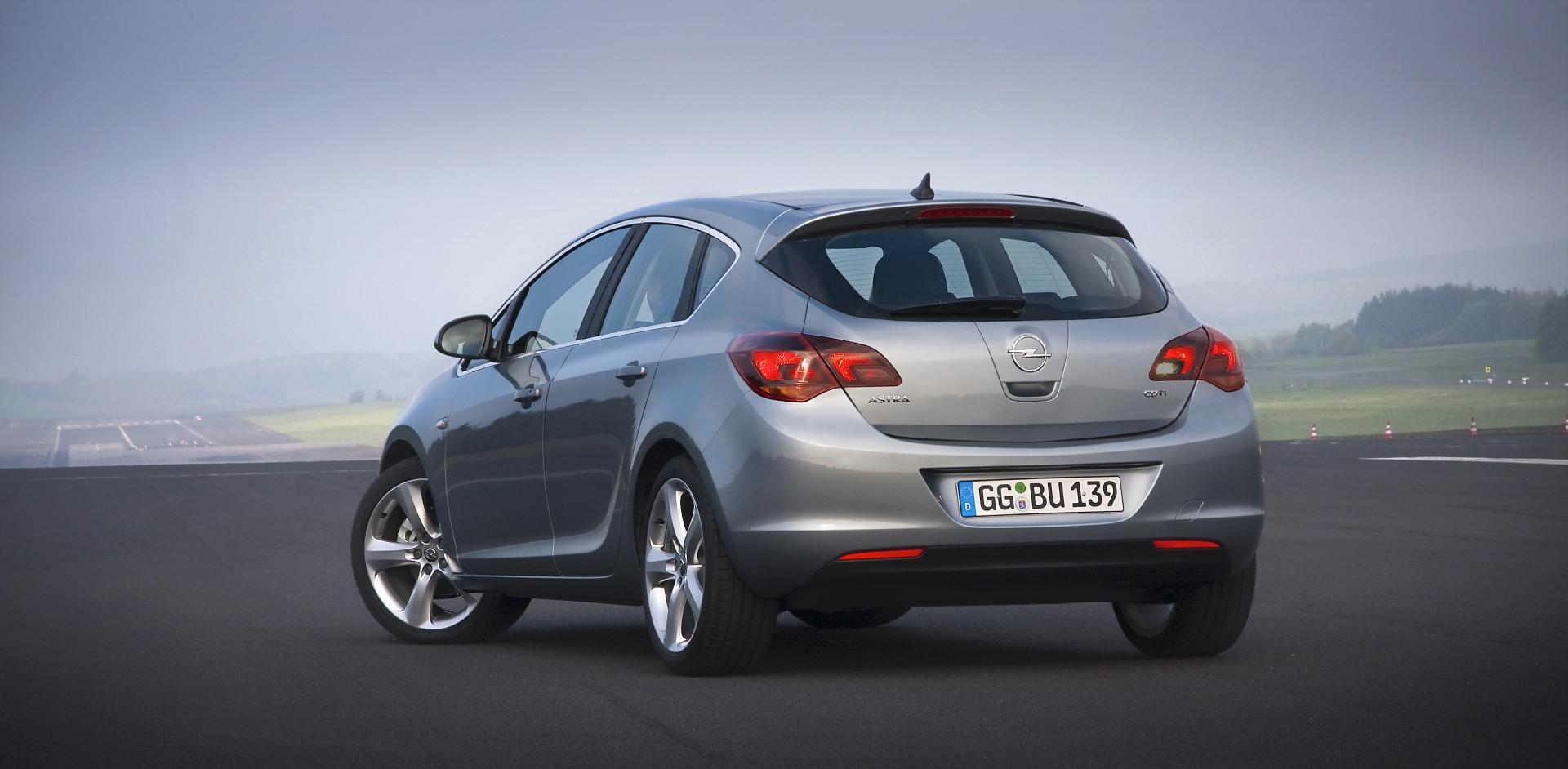 Опель хэтчбек 2011. Opel Astra 2010.