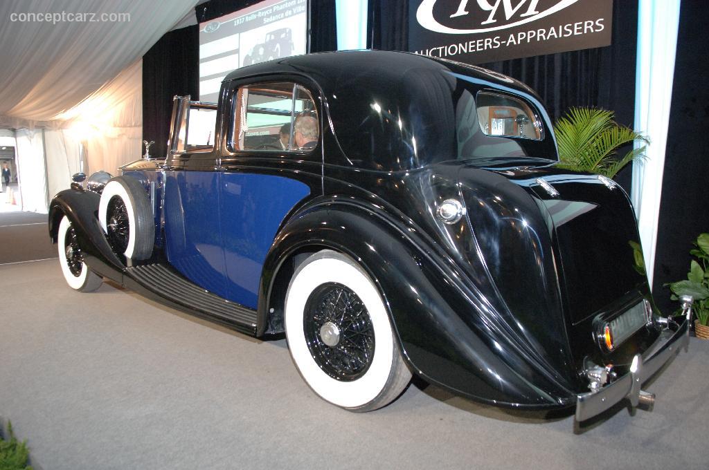 1937 Rolls-Royce Phantom III background image