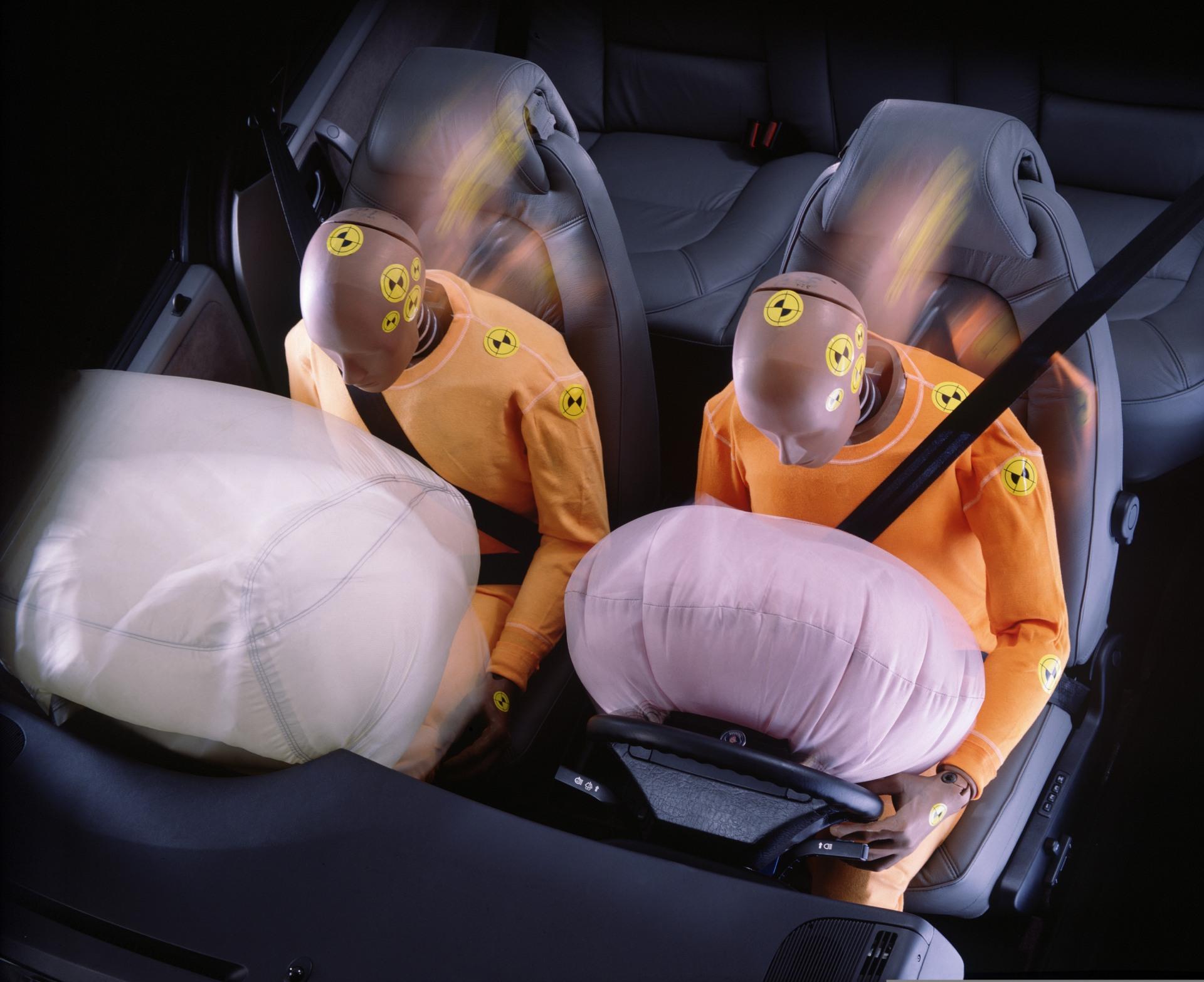 Правой подушки безопасности. Подушка безопасности. Подушка безопасности в авто. Фронтальные подушки безопасности. Сработанная подушка безопасности.