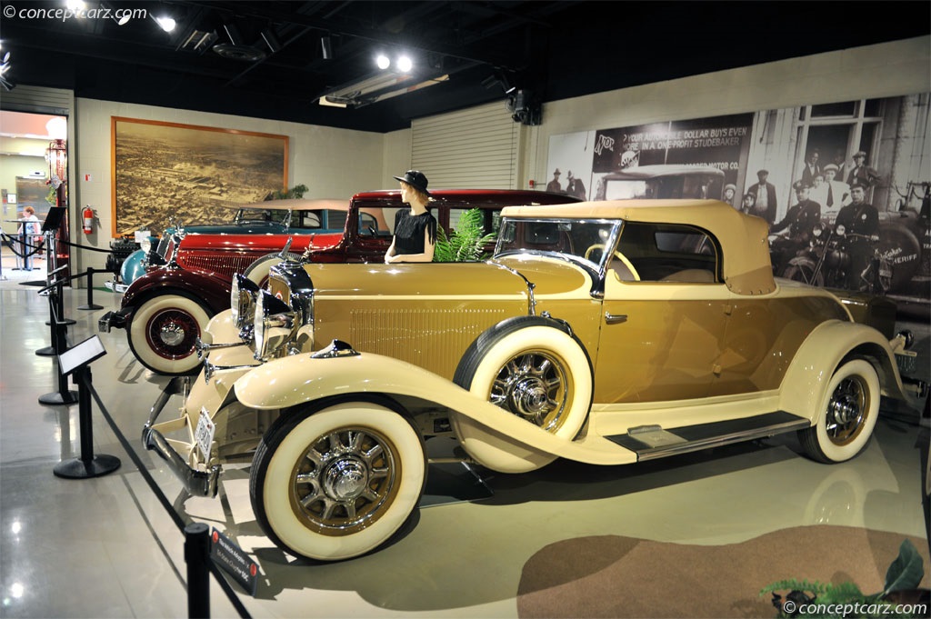 1932 Studebaker President background image