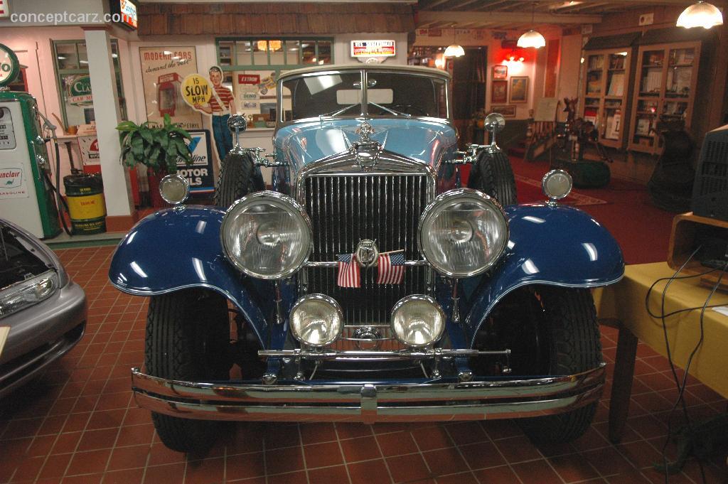 1932 Stutz Model DV-32 background image