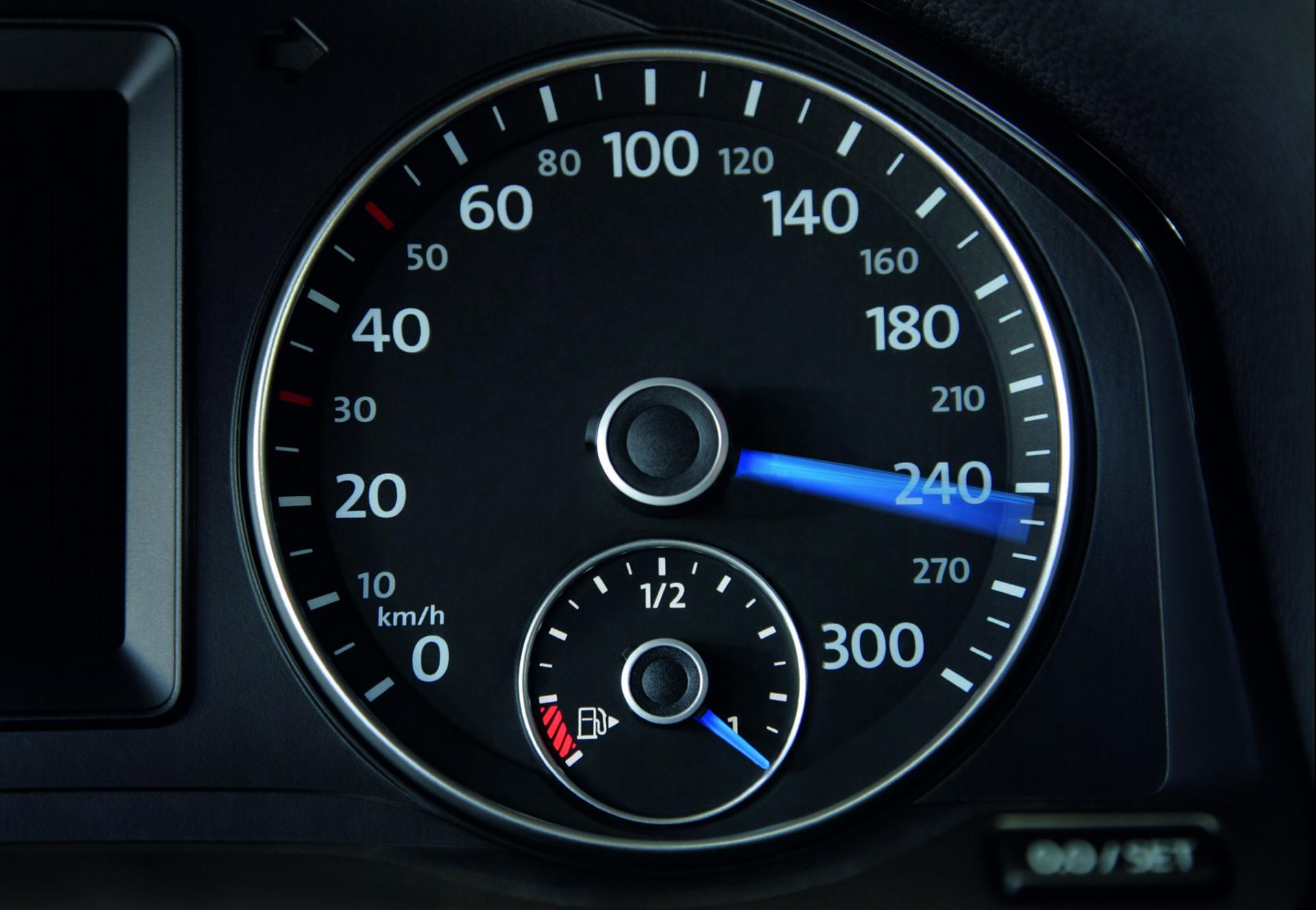 Скорости в машине 1 5. Volkswagen Scirocco, 2010 спидометр. Спидометр Фольксваген в миль. Фольксваген Пассат спидометр 280км. Фольксваген Мультивен спидометр.