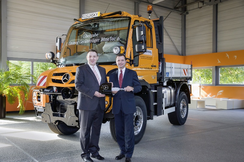 Mercedes-Benz Special Trucks: First Unimog featuring Euro VI is delivered to customer