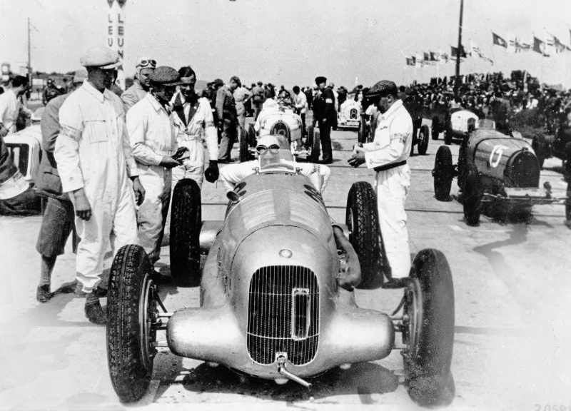 80 years ago: victory by the Mercedes-Benz W 25 in the International Eifel Race gave birth to the legend of the Silver Arrows