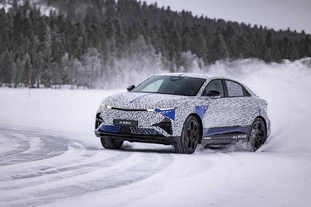 A390: Alpine's sport fastback put to the test in polar conditions