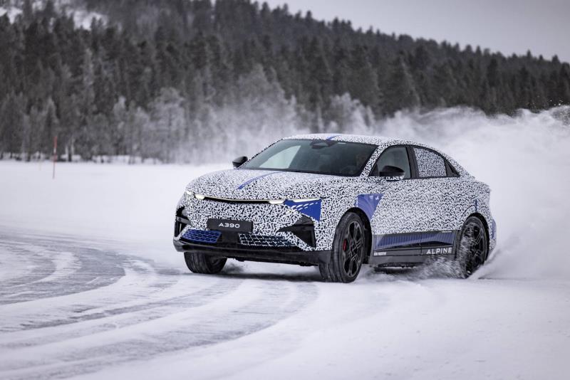 A390: Alpine's sport fastback put to the test in polar conditions
