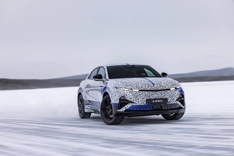 A390: Alpine's sport fastback put to the test in polar conditions