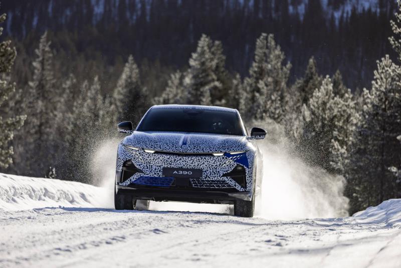 A390: Alpine's sport fastback put to the test in polar conditions