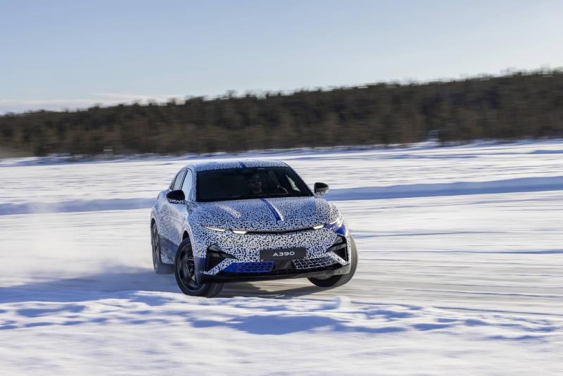 A390: Alpine's sport fastback put to the test in polar conditions