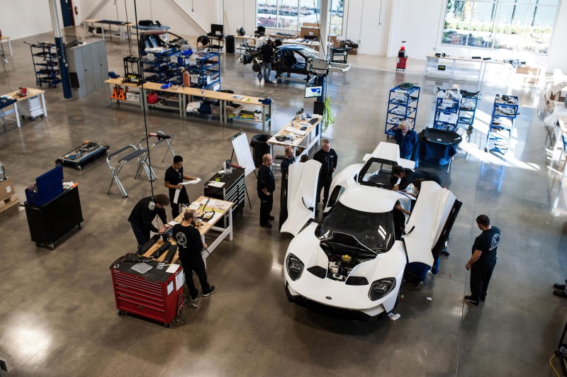 FORD GT DELIVERIES BEGIN AS FORD PERFORMANCE BRINGS ULTIMATE GIFT THIS HOLIDAY SEASON