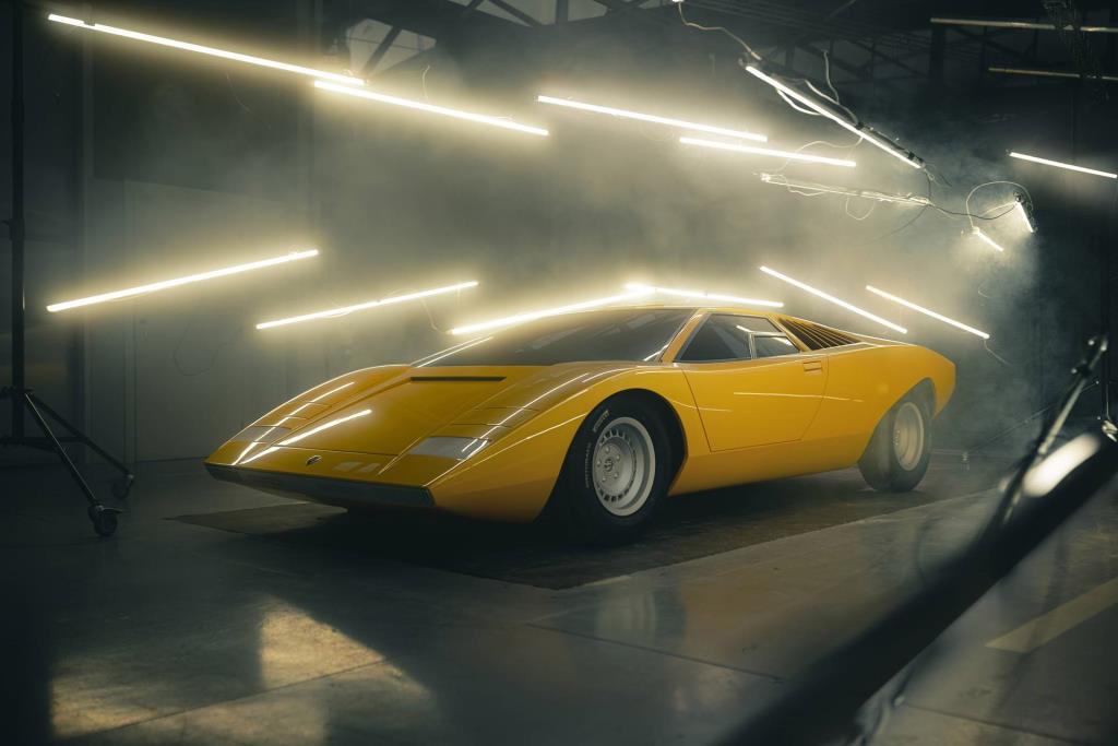 The reconstruction of the first Lamborghini Countach, the 1971 LP 500, is unveiled at Villa d'Este. 25,000 hours of work by Lamborghini Polo Storico