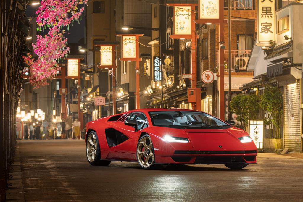 The Lamborghini Countach LPI 800-4 arrives in Japan