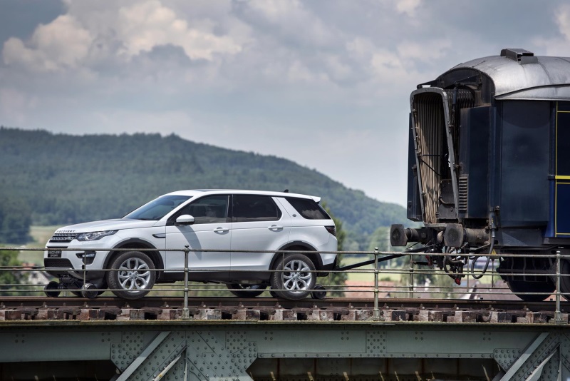 LAND ROVER DISCOVERY SPORT PULLS 100-TONNE TRAIN