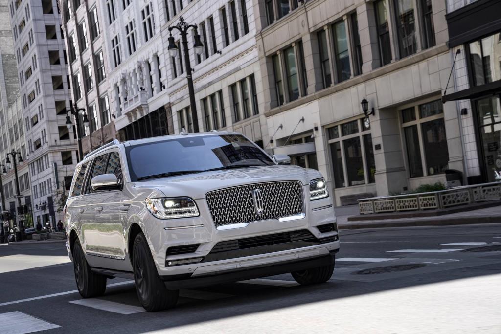 Color On-Point: New Lincoln Navigator Arrives With Three Striking Monochromatic Themes, Advanced Technology