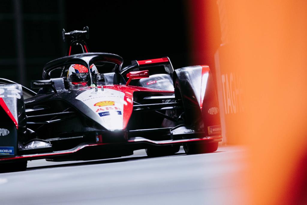 Nissan e.dams races hard at challenging Formula E London races
