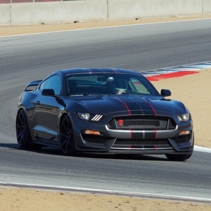 FORD SHELBY GT350R MUSTANG NAMED SPORTS CAR OF THE YEAR BY POPULAR MECHANICS
