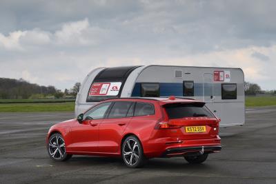 Volvo Cars honoured with two top towing awards in one day